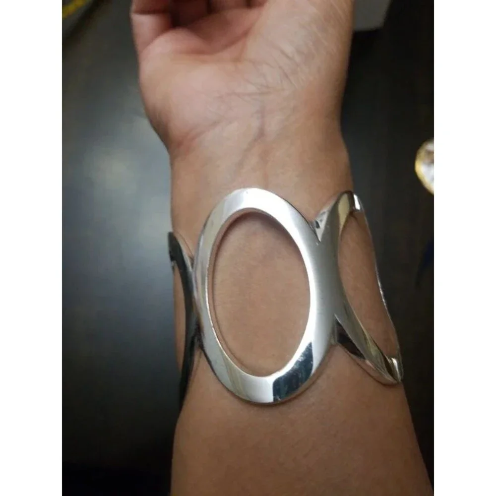 Hinged cuff bracelet